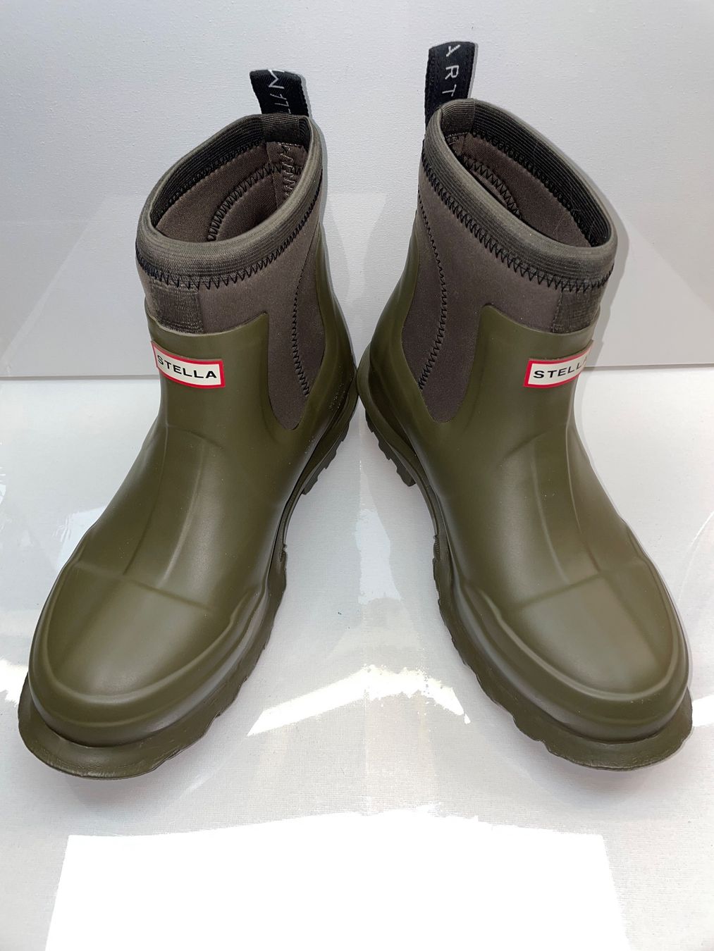 Herrenschuhe: Olivfarbige Hunter Gummistiefel 'Stella McCartney', Gr 43 – Neu (gemäss Beschreibung) aus Wolfhausen von Mawere