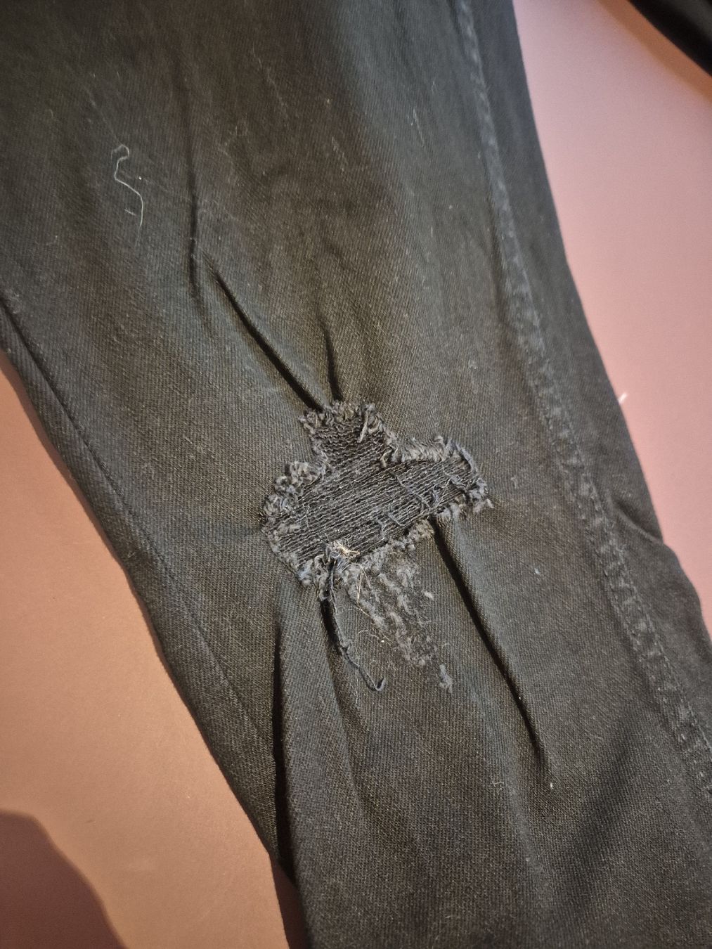 H&M Jeans: Schwarze Jeans mit Rissen, Grösse 40 – Usato da Romanshorn venduto da Enilec02 1
