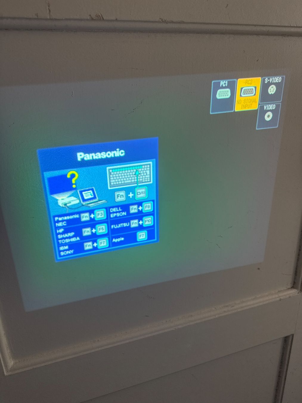 Panasonic Proiettori: Vidéo projecteur Panasonic – Usato da St imier venduto da sav_bjf9