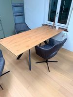 Tisch (ausziehbar) mit 4 Stühlen