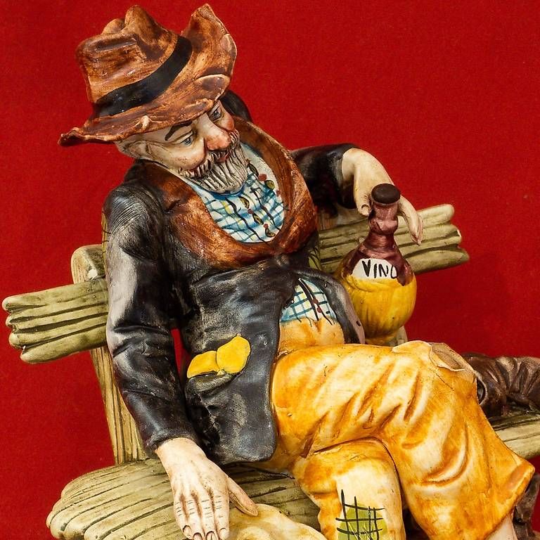 Statuette: Capodimonte Figur Mann mit Wein – Usato da Ascona venduto da ArtRomantica 1