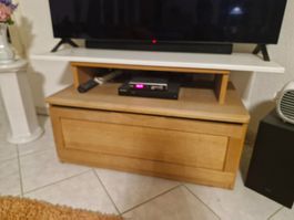 TV Möbel aus Massivholz mit weisser Spanplatte