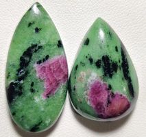Cabochon Set L-6987 – Rubin Zoisit 31x15x5 & 25x17x6 mm 46 K
