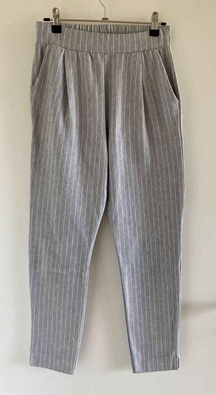 H&M Hosen: Graue Stoffhose mit Streifen – Gebraucht aus Oberdiessbach von cor_2nrl