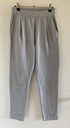 Graue Stoffhose mit Streifen