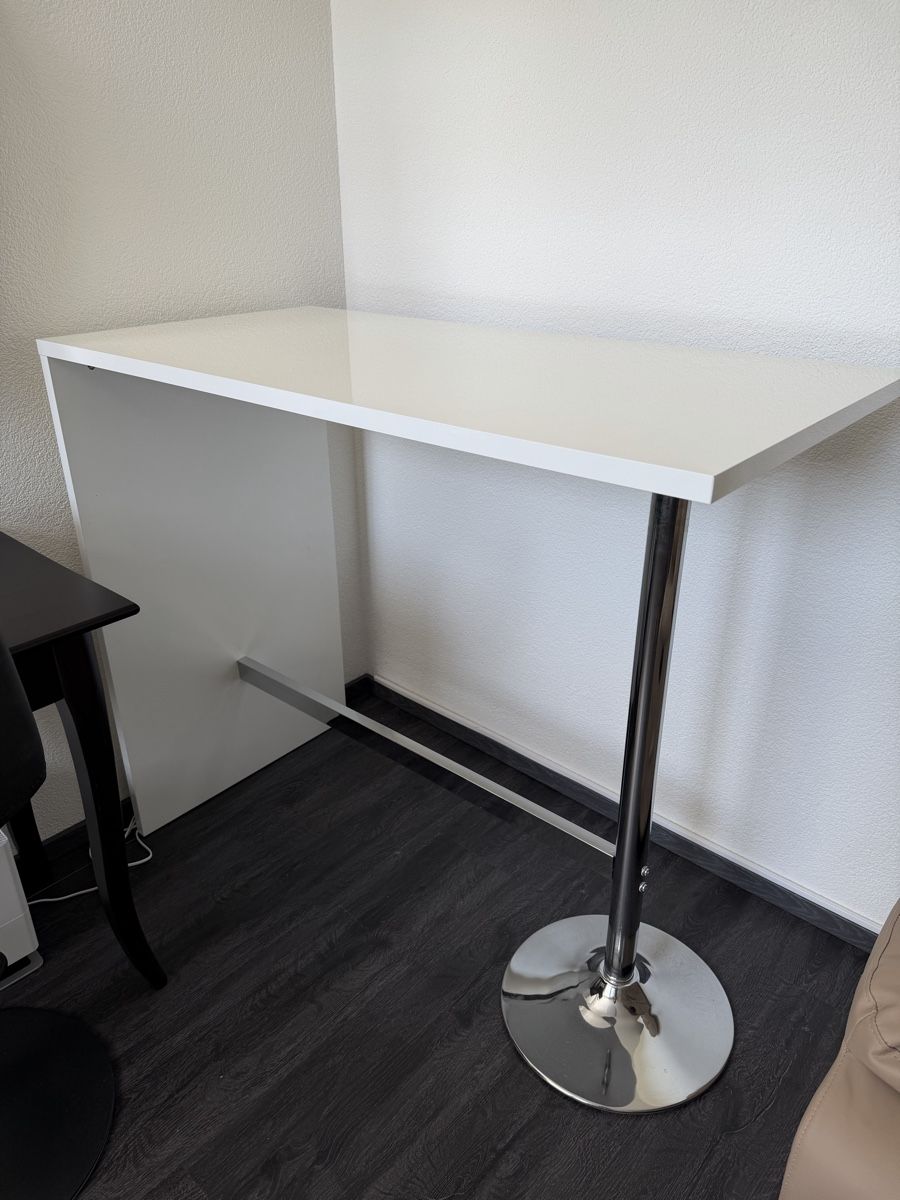 Tavoli:     Empfangstheke ,White Table with Chrome Base 120x60cm – Usato da Neuenegg venduto da mak_rq67