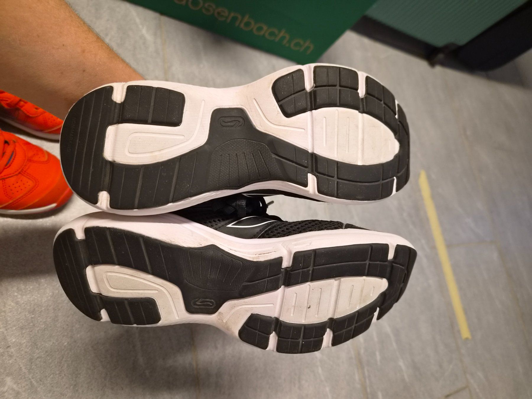 Schuhe für Mädchen: 2 × Hallen- oder Turnschuhe Gr.36 – Gebraucht aus Konolfingen von torina85 2