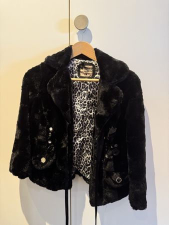 Veste fausse fourrure noire détails strass T.M
