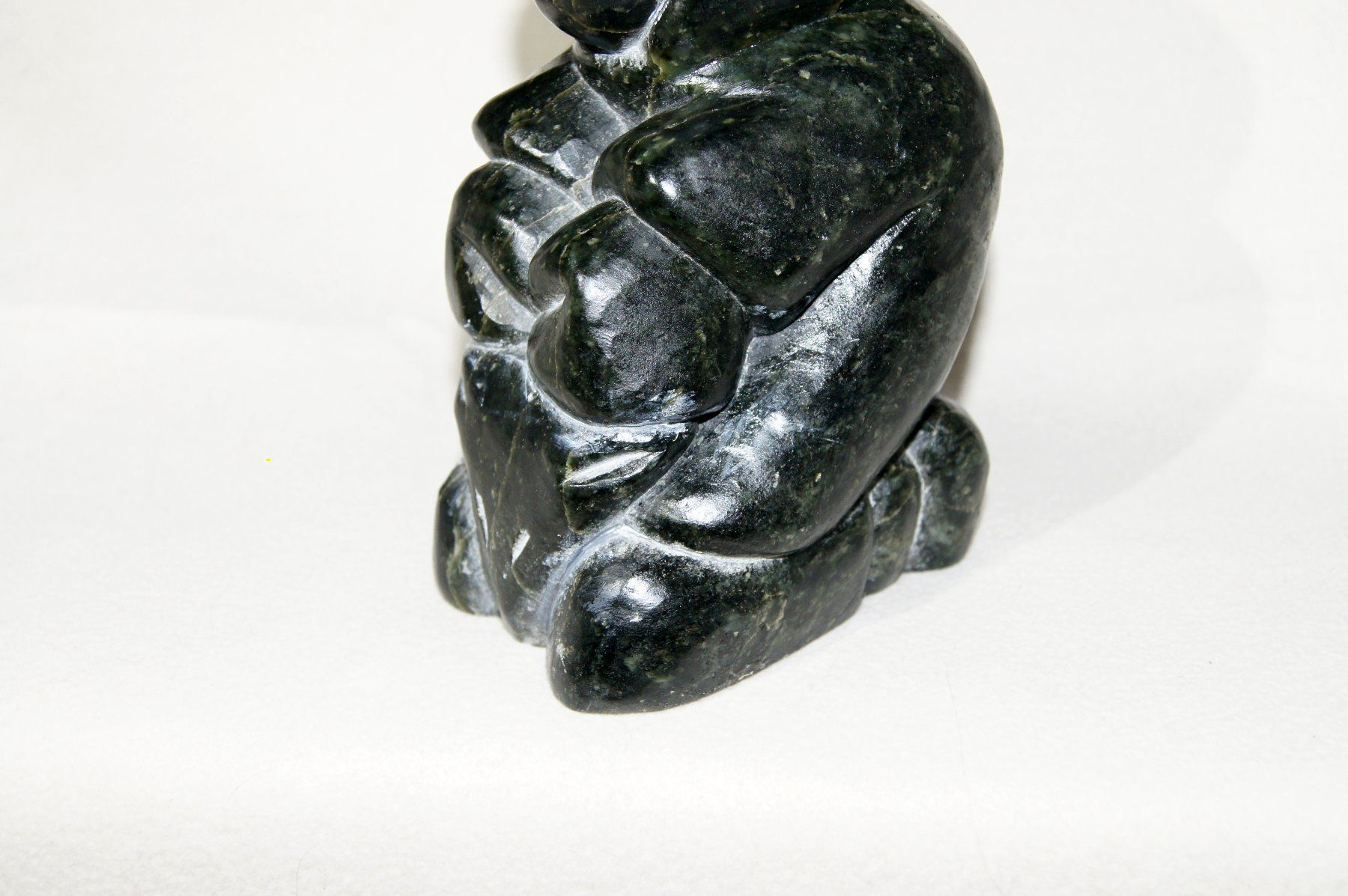 Statuette: Kniende, eingemummte Eskimo-/Inuitfrau - Naturstein – Usato da Geroldswil venduto da ARTEFACTO 4