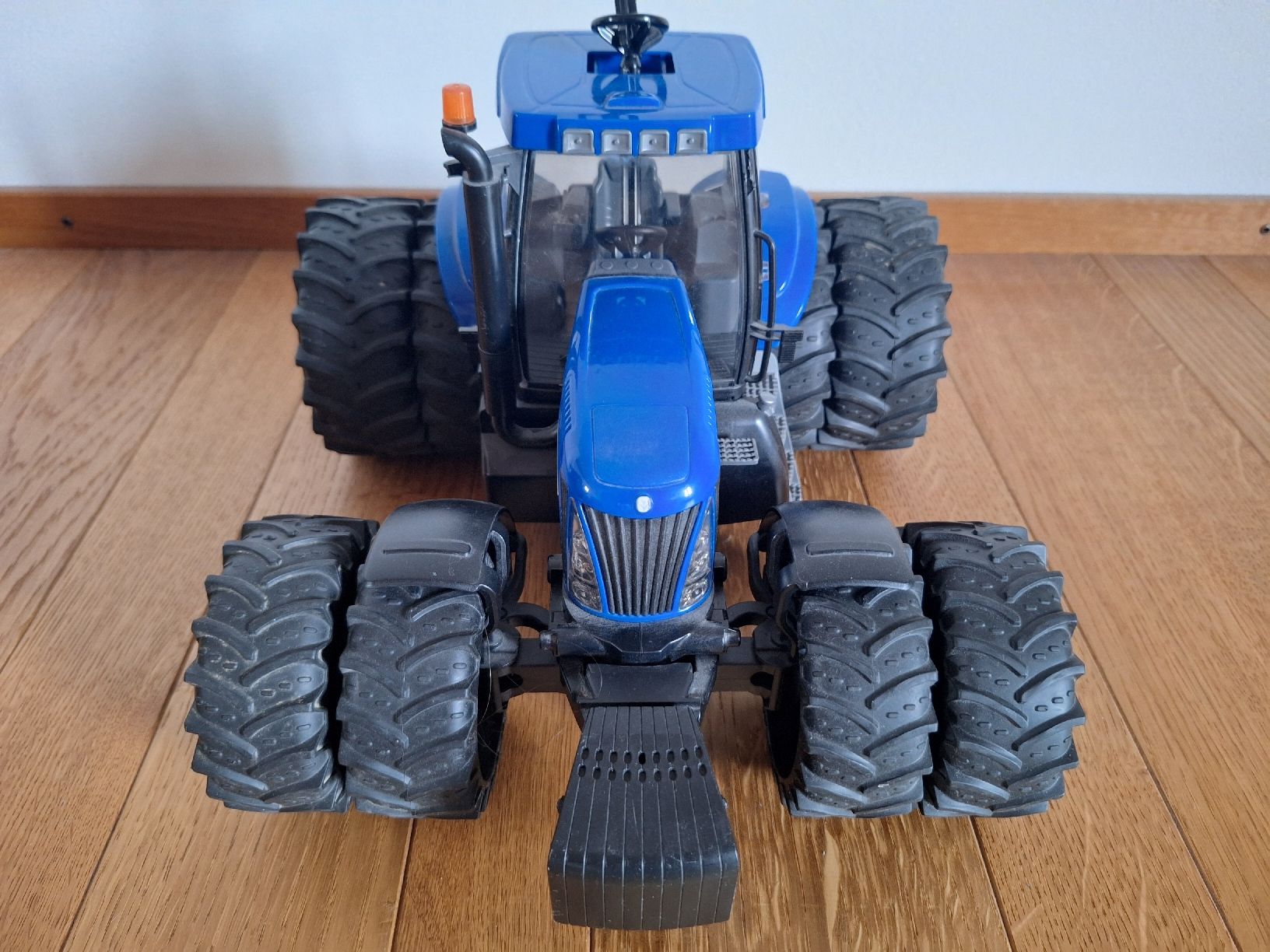 New Holland Trattori: Bruder Traktor New Holland – Usato da Affeltrangen venduto da Salz-Pfeffer 2