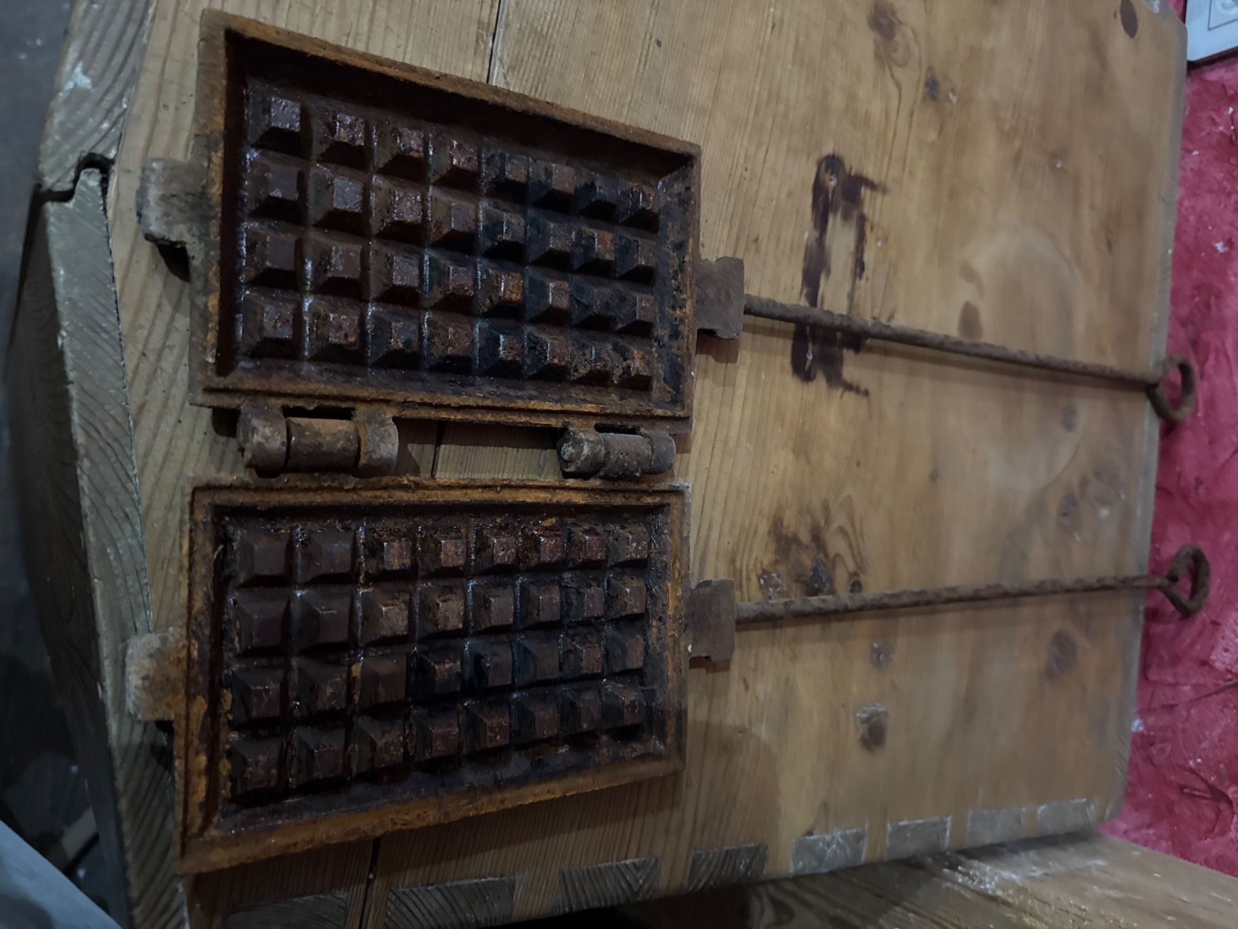 Teglie da forno: Gaufrier ancien en fonte – Usato da Lajoux JU venduto da Briard0