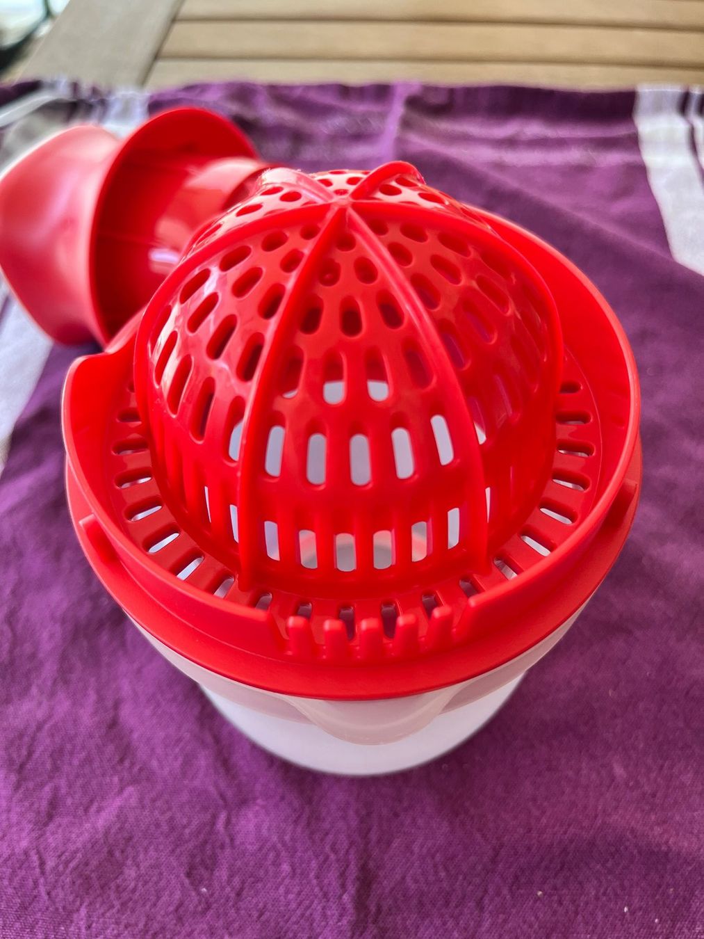 Tupperware Contenitori & Simili: Tupperware Set, Saftpress, Box, Schüttelbecher klein – Usato da Wohlen AG venduto da dud_gm6p 3