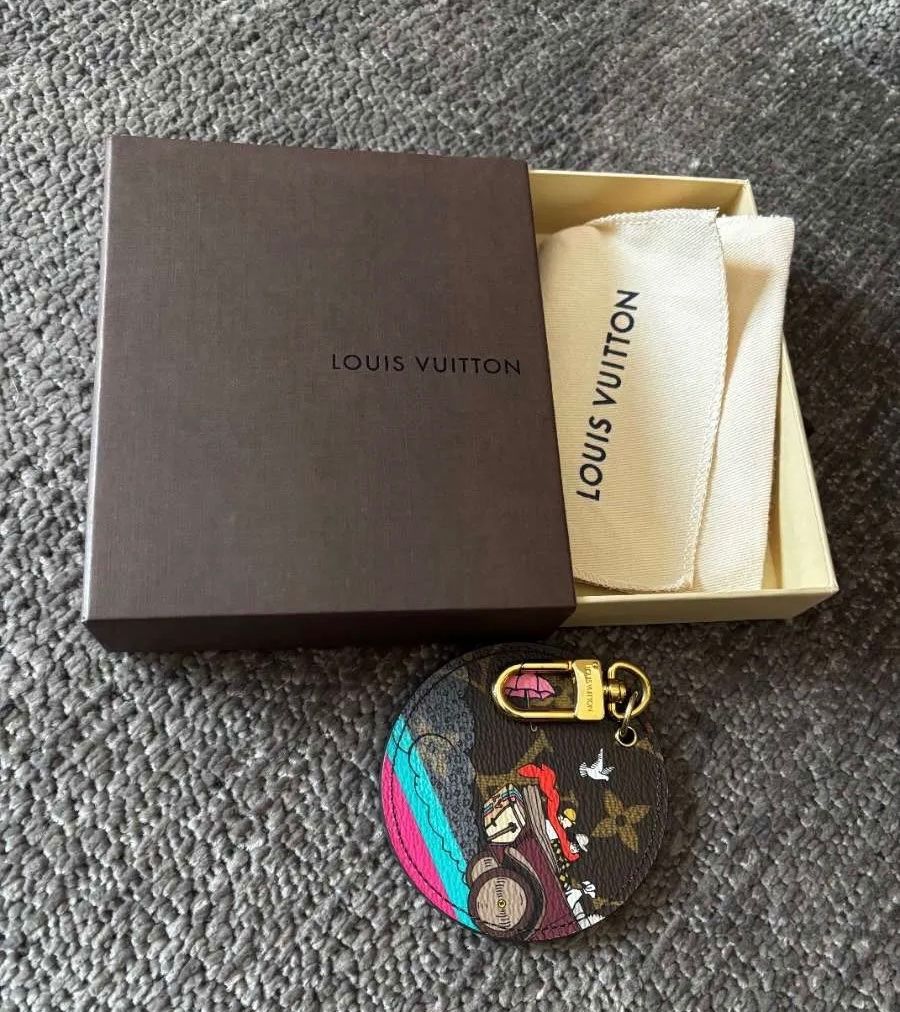 Louis Vuitton Portachiavi: Louis Vuitton Illustré Anhänger – Nuovo (secondo la descrizione) da Triesen venduto da atos87 1
