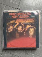 Bee Gees - Lot de 2 singles vinyles en bon état! Super!