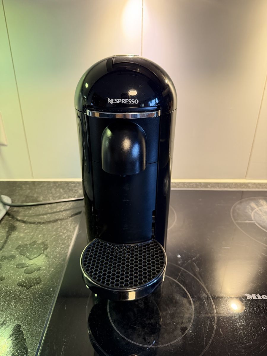Nespresso Kaffeemaschinen & Espressomaschinen: Nespresso Vertuo Plus Coffee Machine Black – Gebraucht aus Steinhausen von phocea10