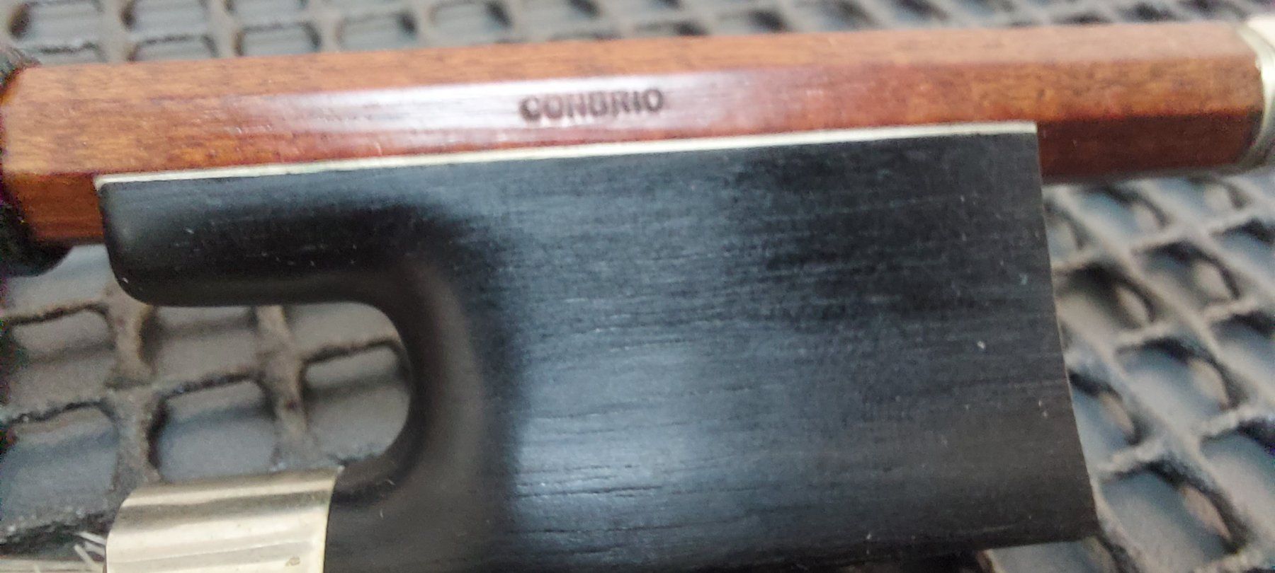 Musikinstrumente: 4/4 Geigenbogen Combrio fernambuco Octagonal  75 cm , 58 gr. – Gebraucht aus Glattbrugg von Swissmusik 2
