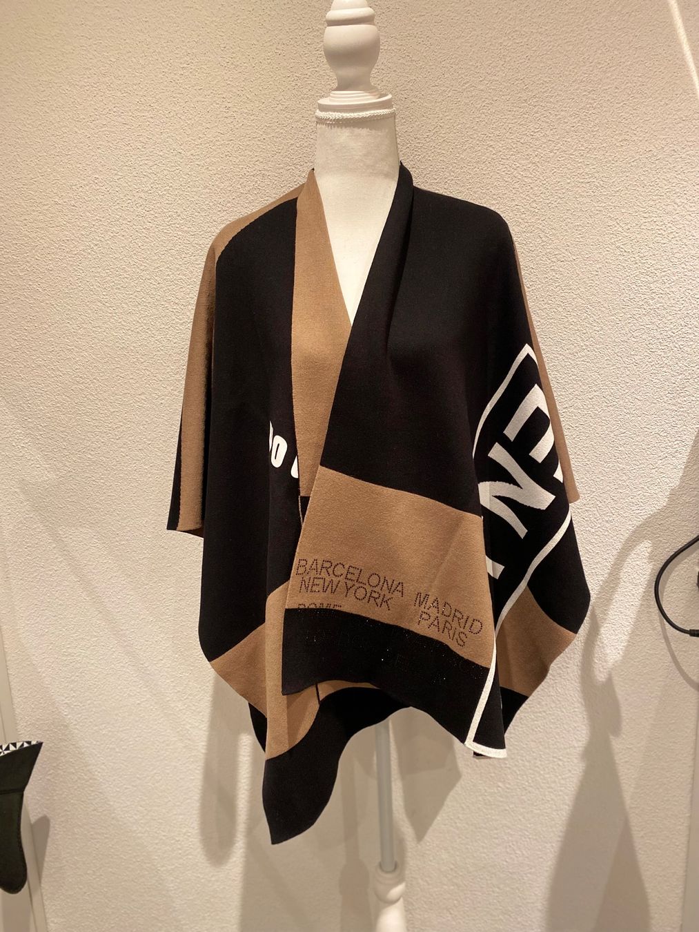 Altro in Moda donna: Neuer Monari Poncho mit Logoschrift , Medium , – Nuovo e nell'imballaggio originale da Illnau venduto da Sniwi67 4