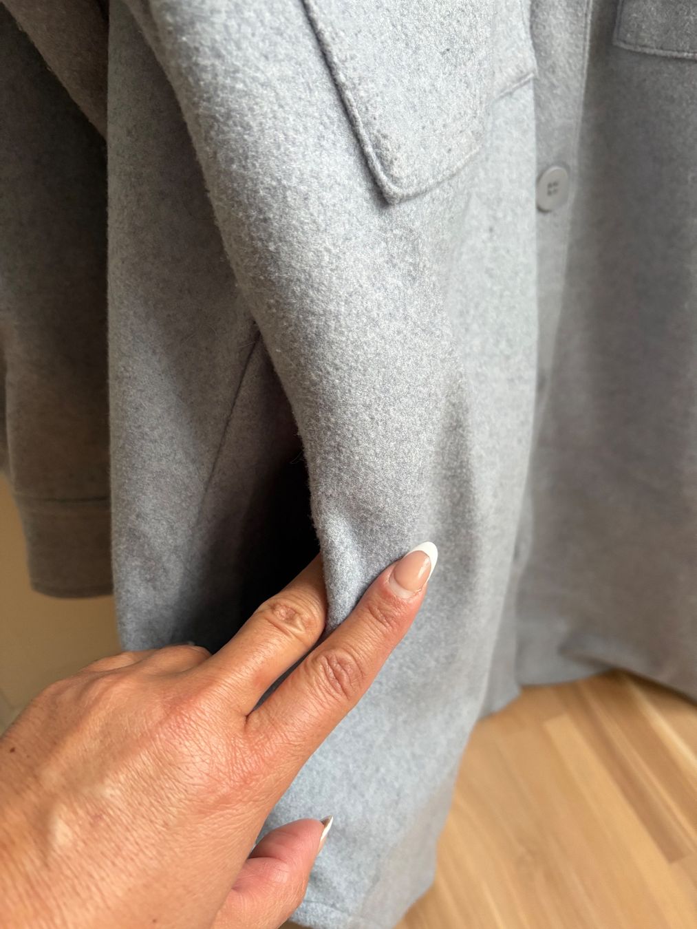 Giacche: Graue Jacke. Lange warme Hemdbluse – Usato da Oetwil an der limmat venduto da Sual 2
