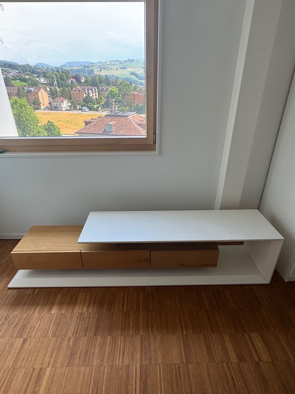 Mobili TV: Modern TV lowboard - white & solid oak – Usato da Baar venduto da brannen17 3