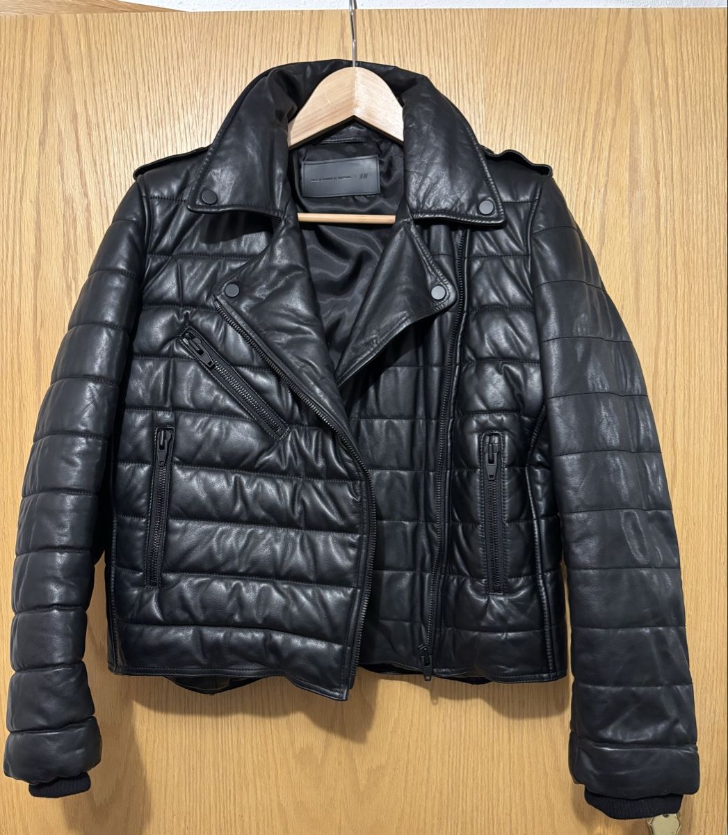 Alexander Wang Giacche: Alexander Wang x H&M Black Leather Jacket, Size 38 – Nuovo e nell'imballaggio originale da Stallikon venduto da BurgerDog 2