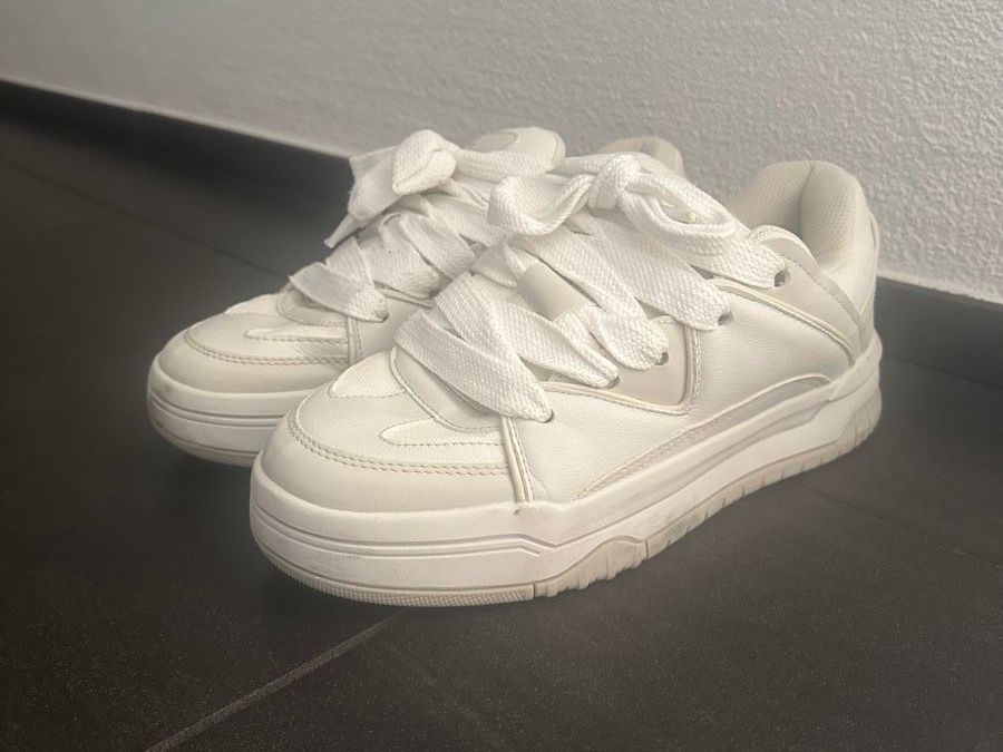 Bershka Scarpe da uomo: Bershka Chunky Sneaker Low Weiss Gr. 42 – Usato da Chur venduto da dajan.17