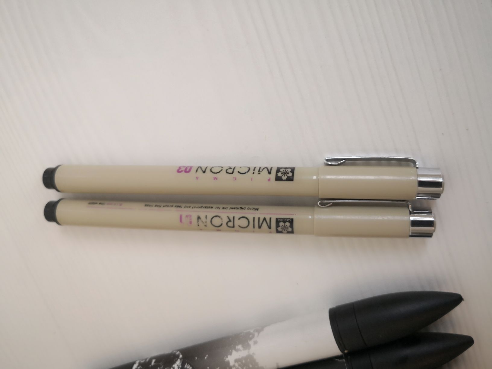 Farben: 33 STK: PANTONE-STIFTEN SET MIT ZEICHENBLOCK & CO. – Gebraucht aus Olten von Naja-Twins-Twins 6