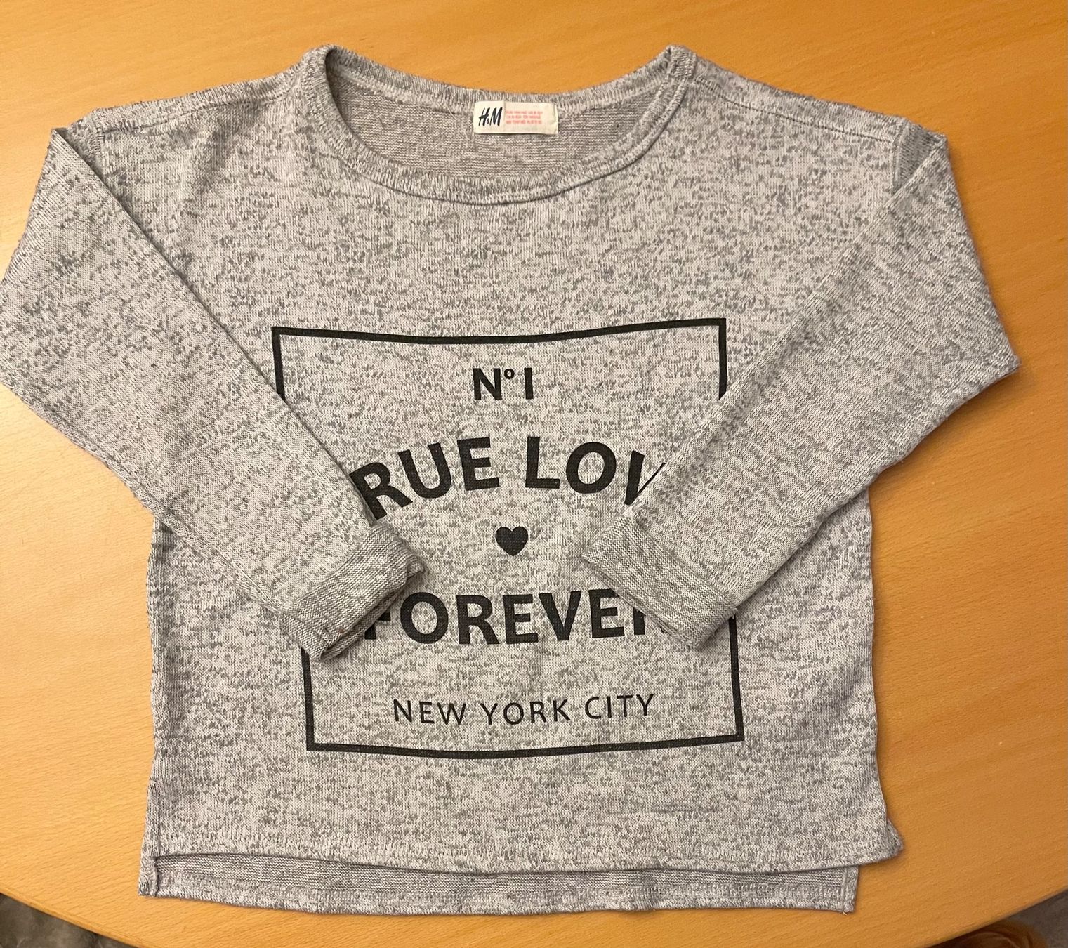 H&M Maglioni & Felpe: Pullover grau/schwarz mit Schriftzug Gr. 134/140 – Nuovo (secondo la descrizione) da Basel venduto da Seifehuesli 1