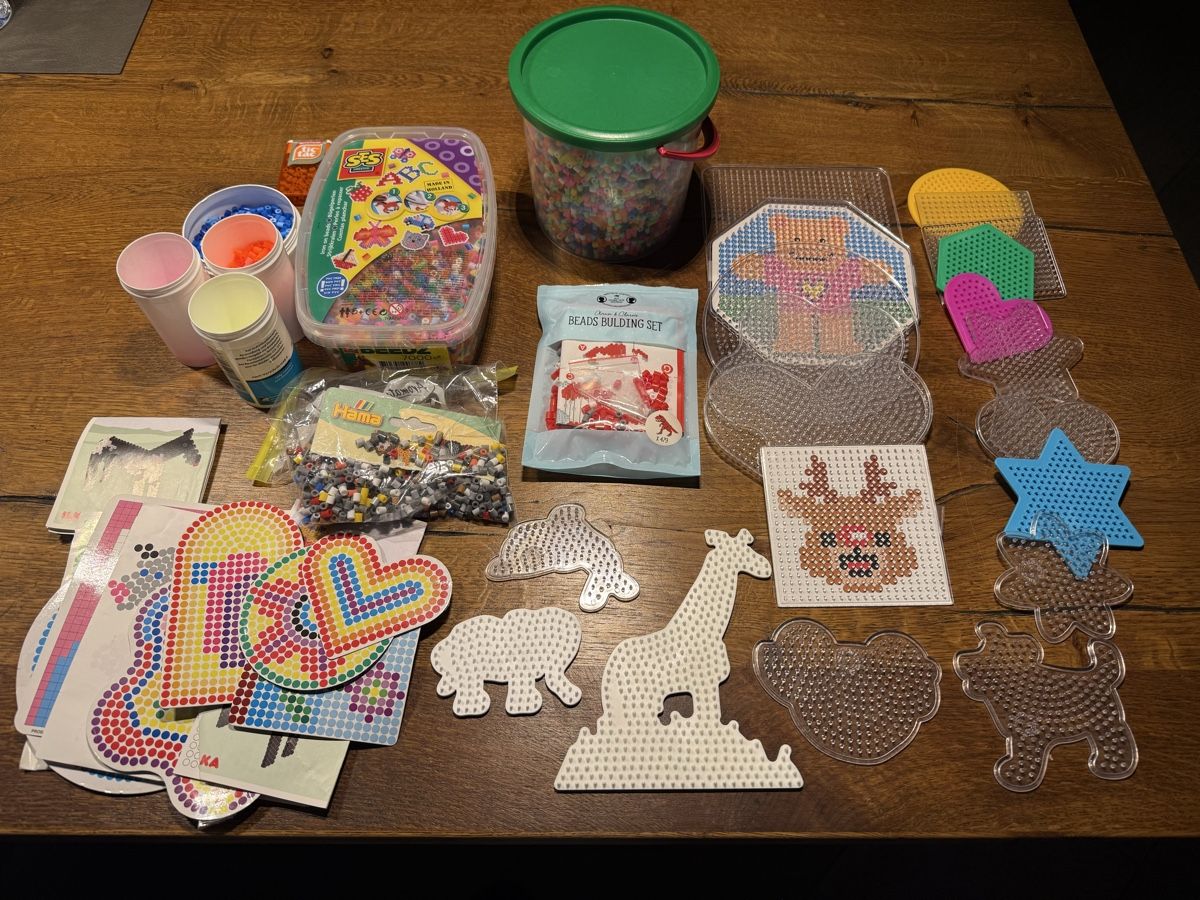 Bastelsets: Riesiges Bügelperlen Set, mit Platten und Vorlagen – Gebraucht aus Muri AG von Hawaiiandream