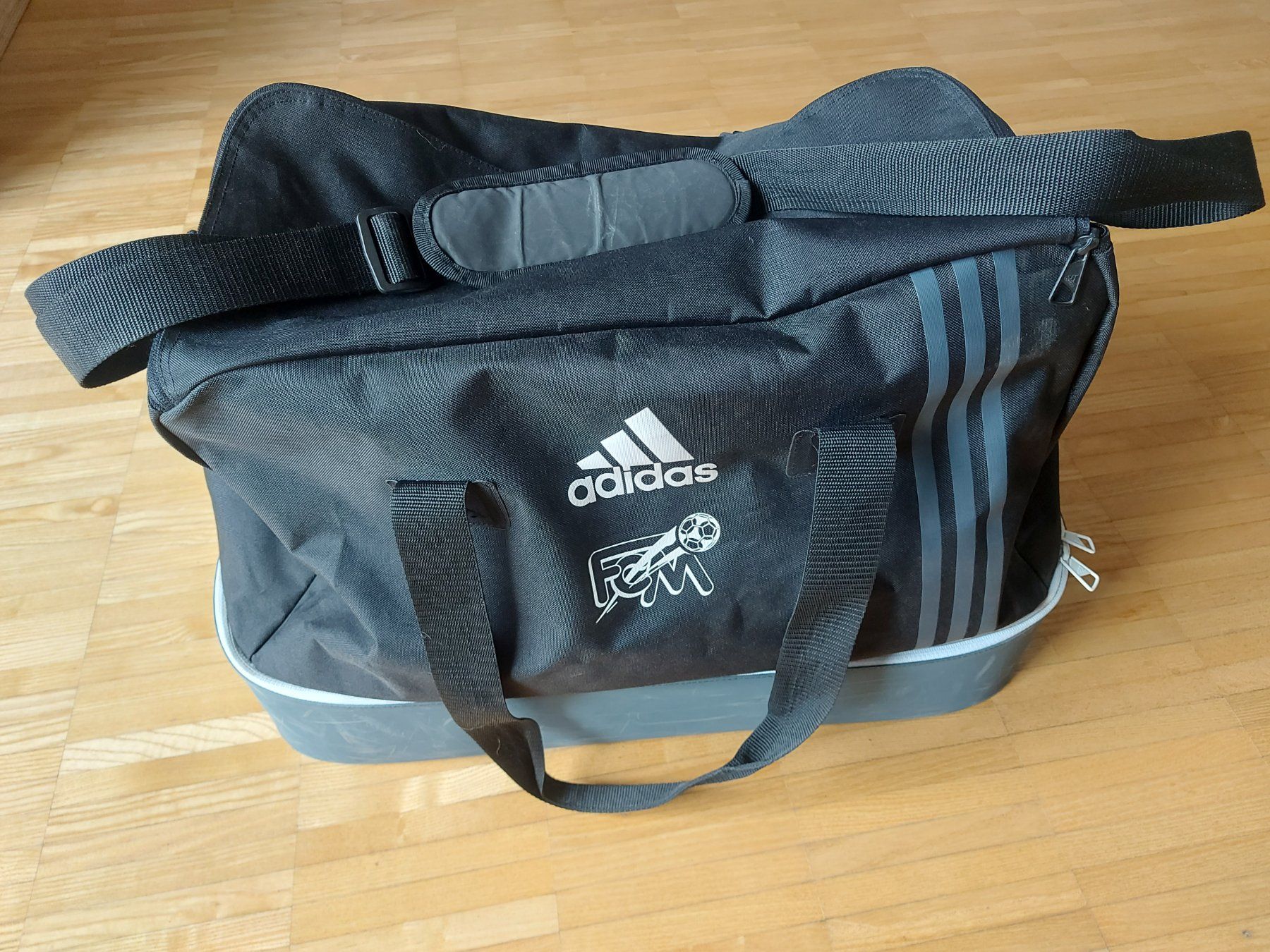 Adidas Borse: Fussballtasche FC Mönchaltorf – Usato da Nänikon venduto da anie1973 1