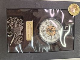 Taschenuhr mit verziertem Rand und gemischten Zahlen
