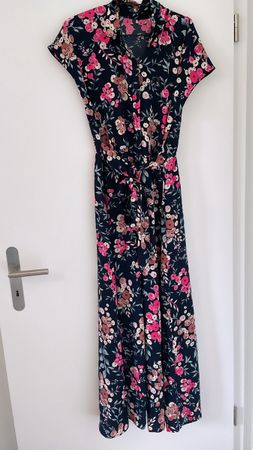 Kurzärmliges langes Kleid, Gr. M, mehrfarbig