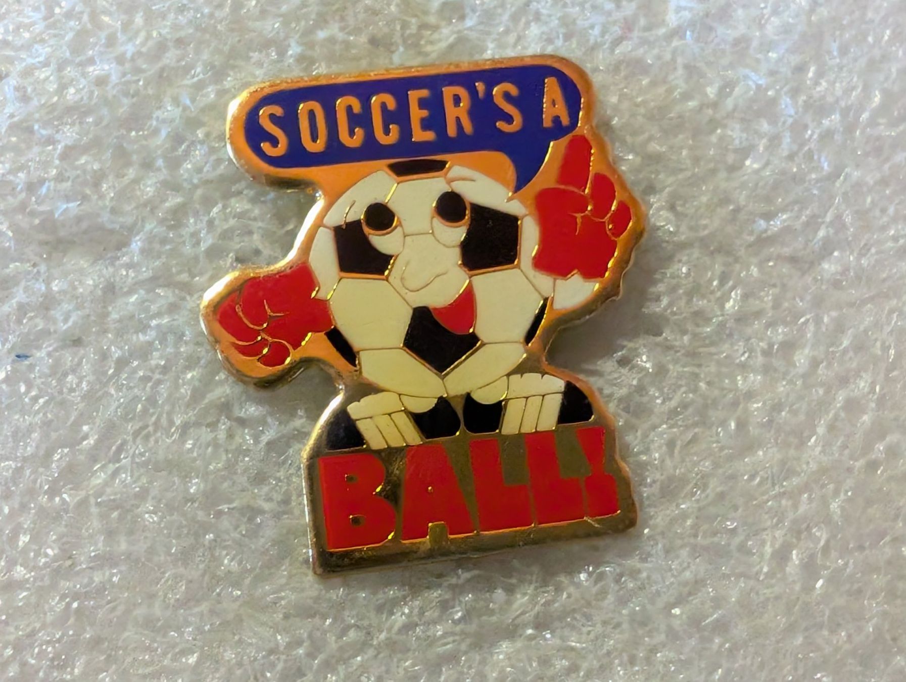 Plaketten & Abzeichen: Ansteckpin 181: Soccer's a Ball – Gebraucht aus Oppligen von Pin-Fall-Shop