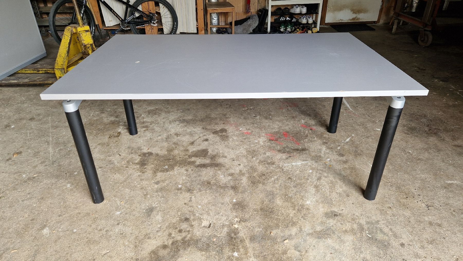 Tavoli: Table de bureau plateau gris 100x160x72cm – Usato da Orvin venduto da Avanchie