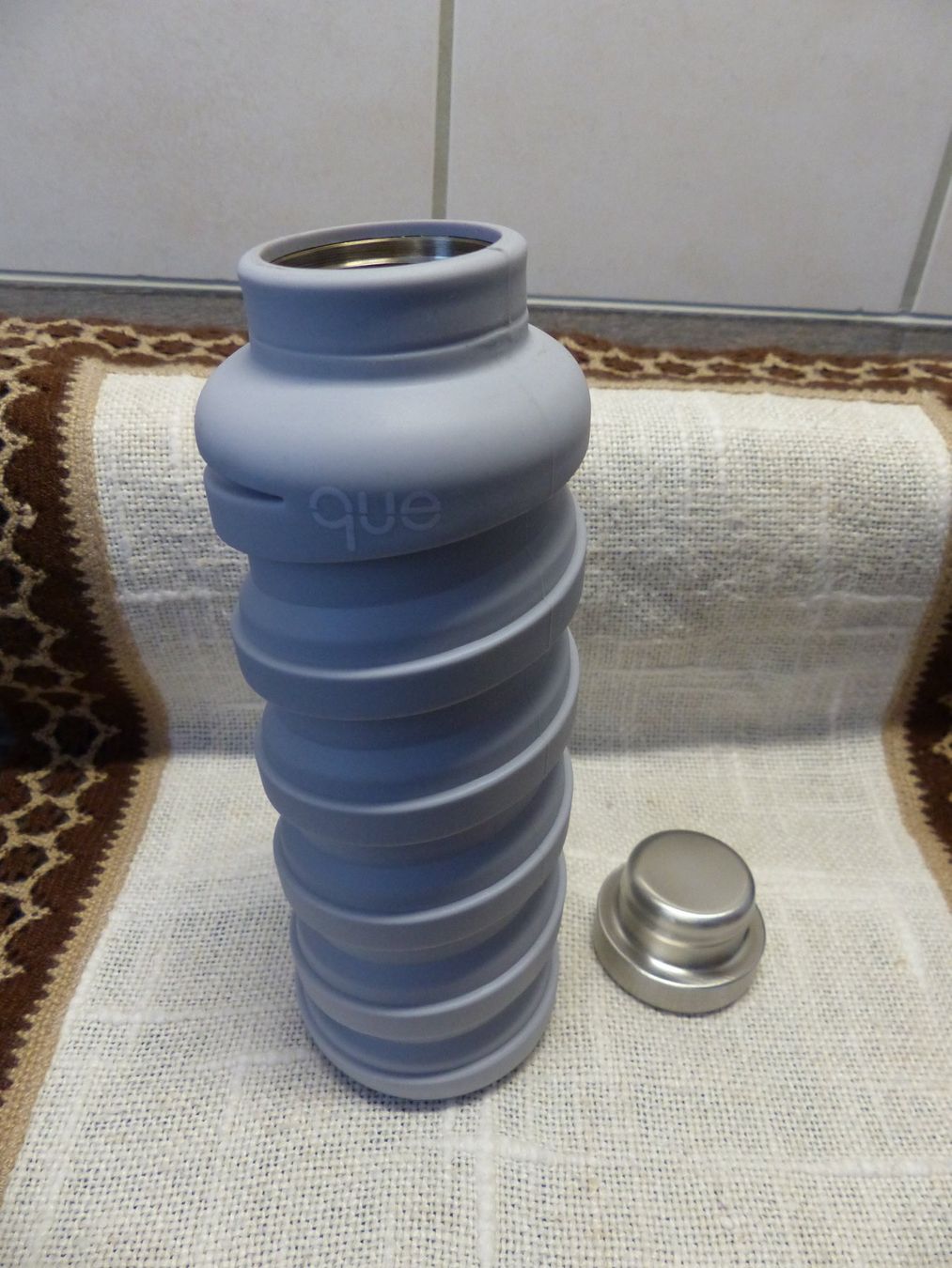 Borracce & Thermos: Faltbare Trinkflasche QUE; ohne BPA (NEU!) – Nuovo (secondo la descrizione) da Ostermundigen venduto da Phoenix64 1