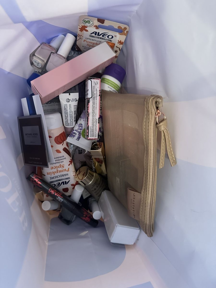 Soins du visage: Kosmetik Muster , Nagellack usw – Neuf (Voir description) à Bern par womiman 1