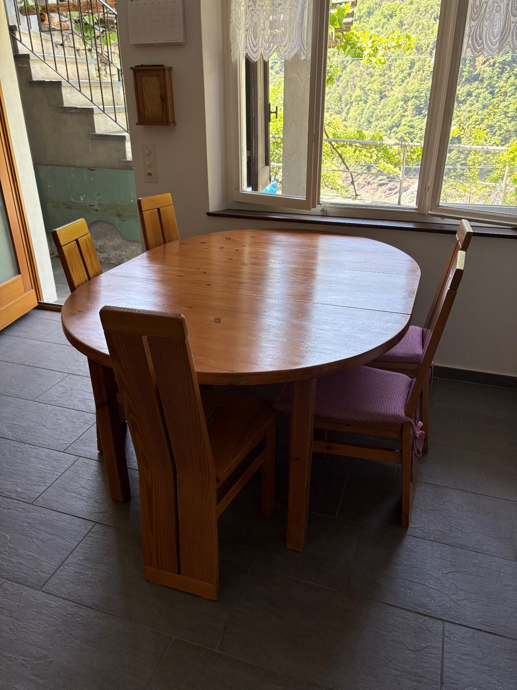 Tables: Tisch mit 5 Stühlen – D'occasion à Vogorno par Loibu