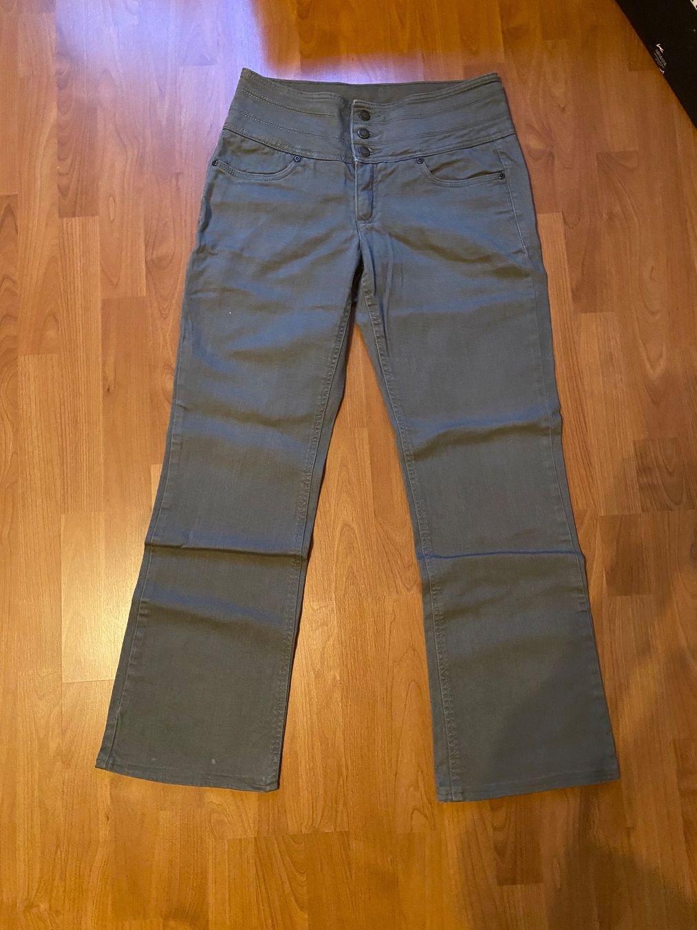 Jeans: Damen Jeans Bootleg 40 pinegrün – Usato da Balsthal venduto da Uroby 1