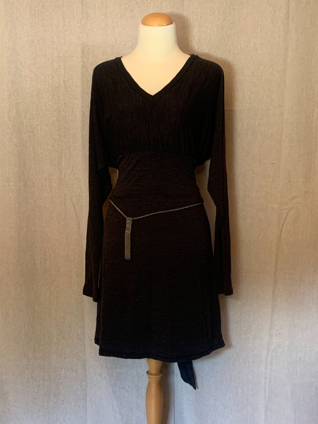 Avant Premiere Robes: Schwarzes Wickelkleid – D'occasion à Chalais par Decoarts.art