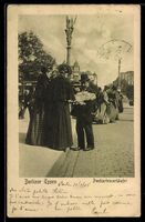 Berlin, Postkartenverkäufer zeigt Fraue