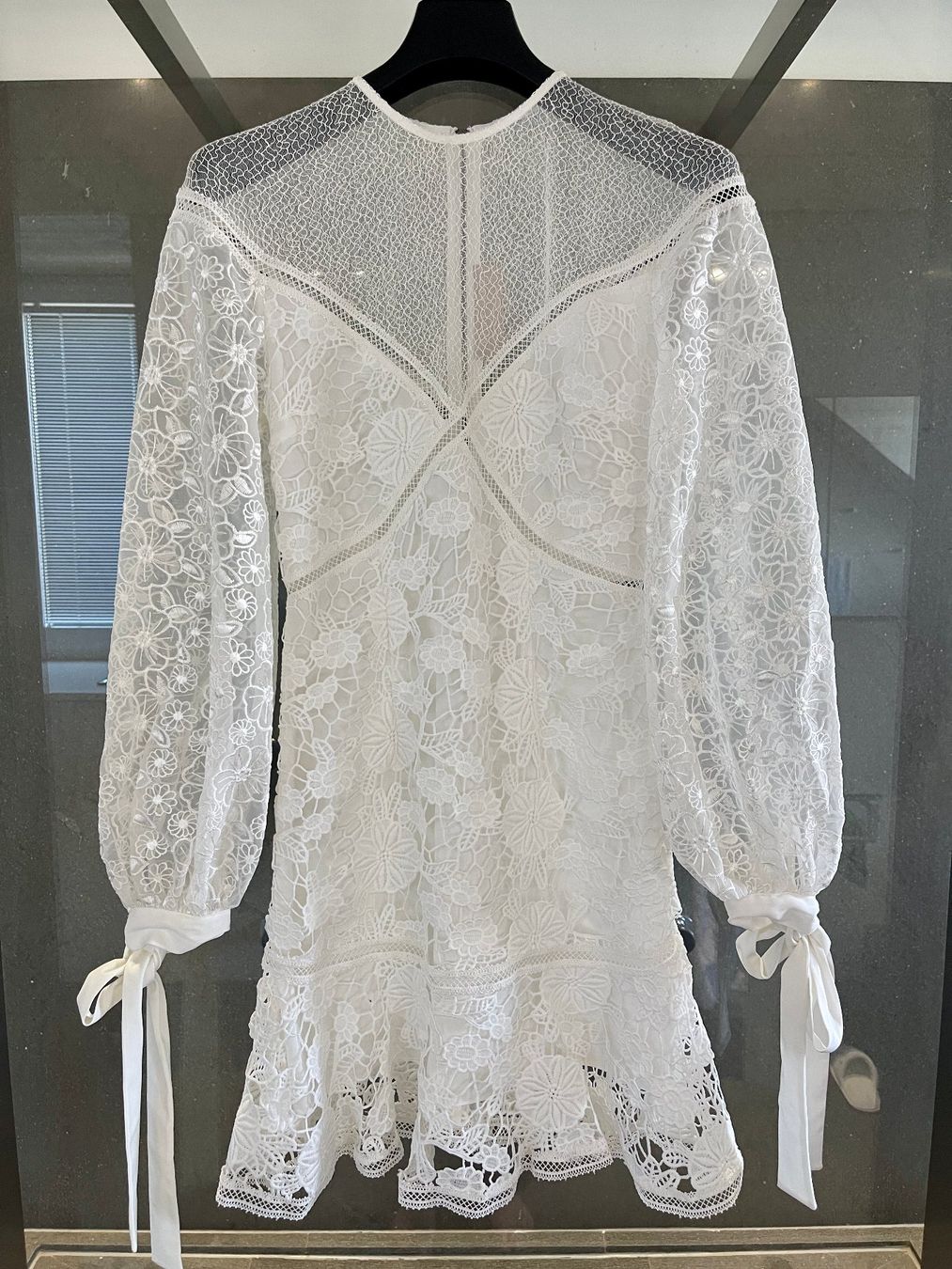 Robes: Kleid mit Blumenapplikationen Grösse S – D'occasion à Ennetbürgen par sarahsofia