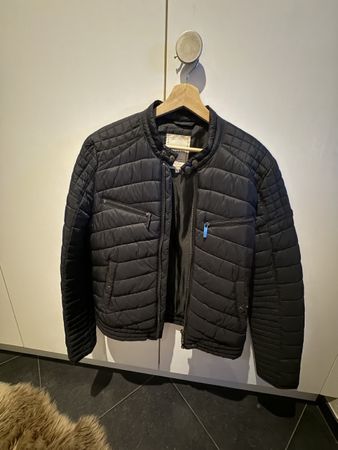 Veste Kaporal Noire Taille S, impeccable pour l'hiver!