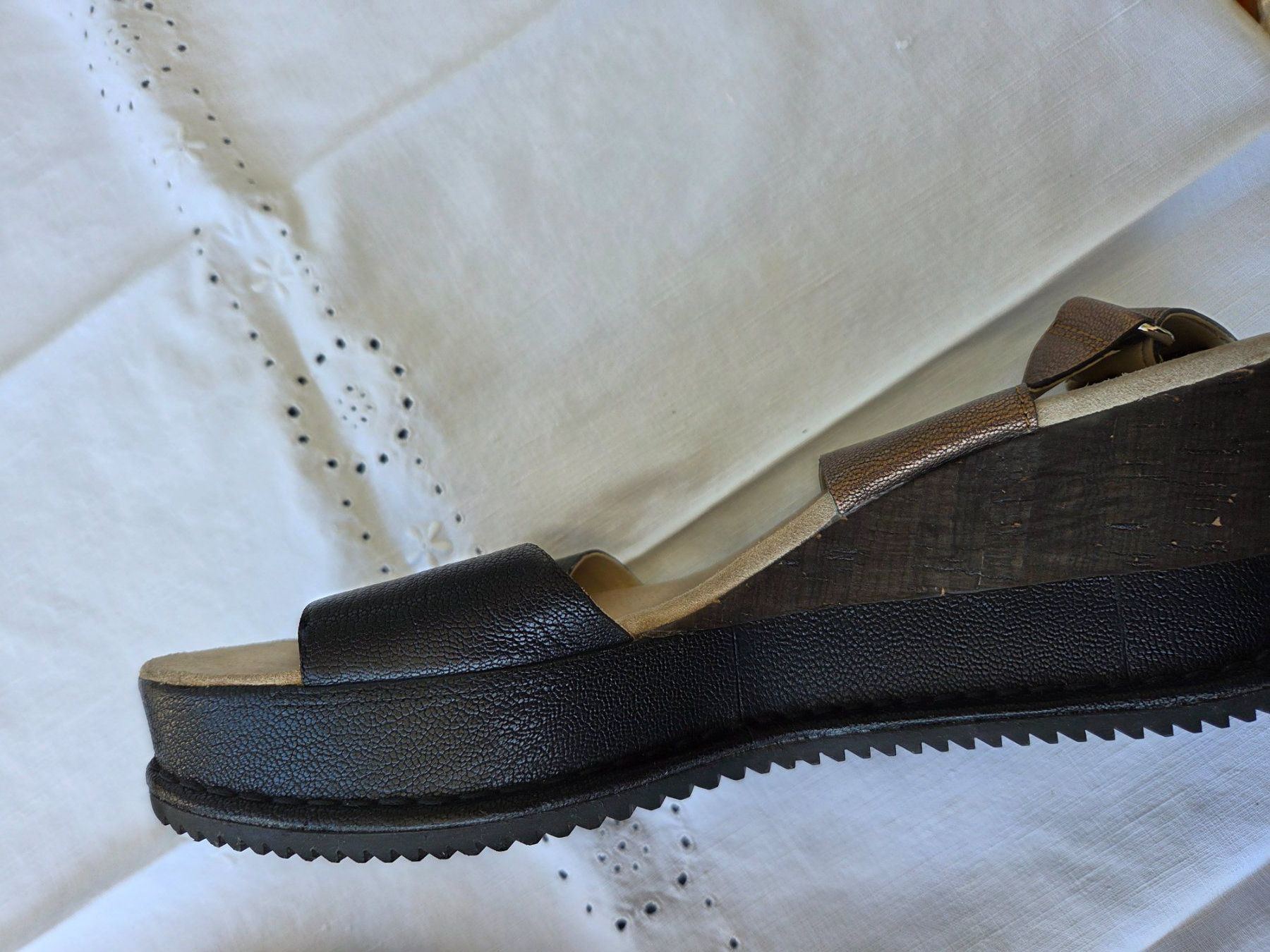 Clarks Damenschuhe: Elegante Ledersandale Grösse 41 – Neu (gemäss Beschreibung) aus Chur von Babell 1