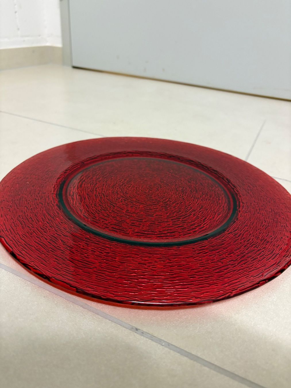 Piatti: Teller Glas rot Struktur neuwertig – Usato da Basel venduto da Tierschutz-Flohmi 2