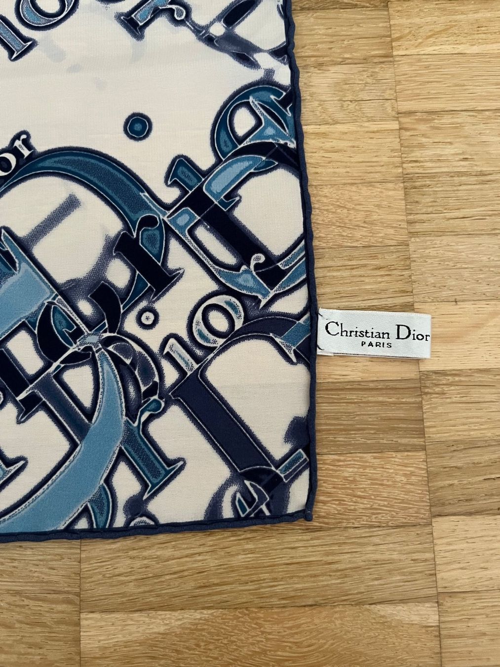 Dior Foulards, Tücher & Schals: Seidenfoulard Christian Dior – Gebraucht aus Schliern b. Köniz von gaby_daniela 1