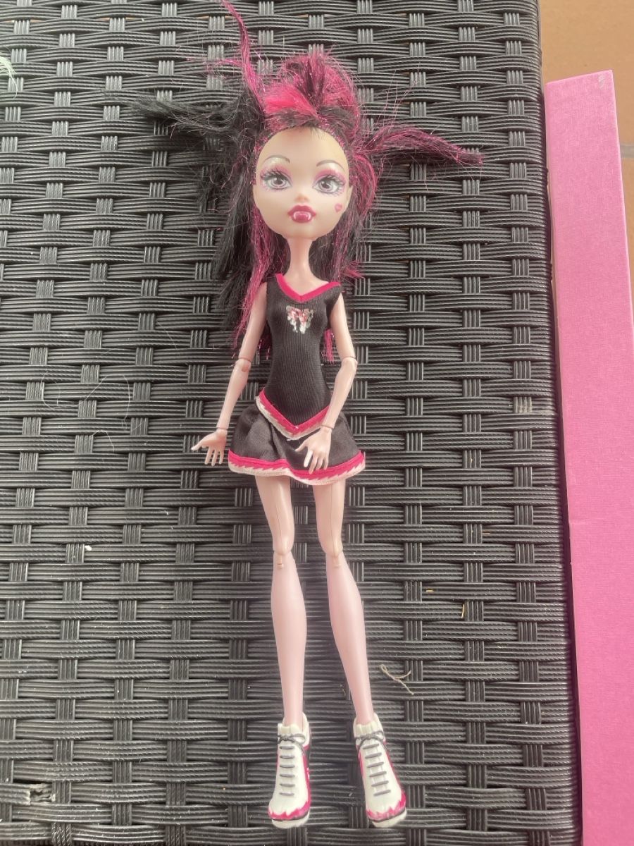 Bambole: Monster High Doll Draculara – Usato da Wolfhausen venduto da fairyyve