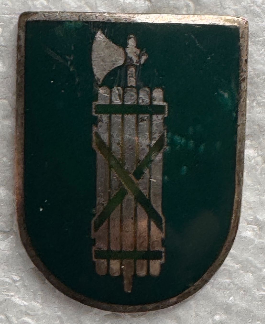 Placchette & Badge: Feuerwehrhelm Metallabzeichen St. Gallen – Usato da Andwil SG venduto da Ariisa1234