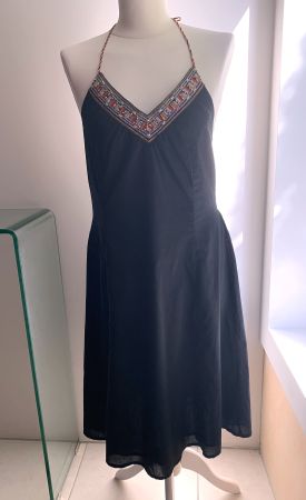 LUFTIGES SOMMERKLEID MIT STICKEREI UND FARBIGEN PERLEN