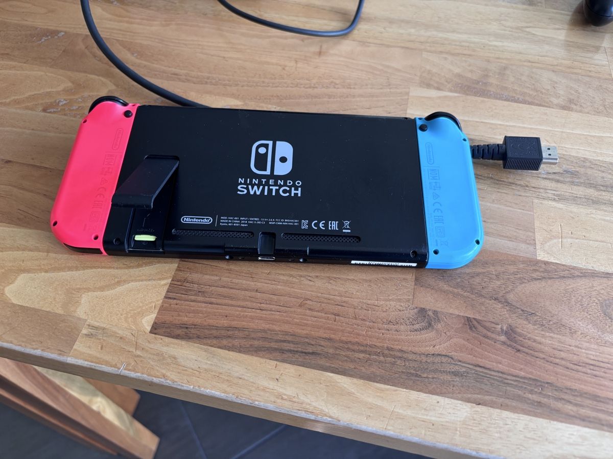 Nintendo Consoles: Switch avec manettes, support et manette Zelda – D'occasion à Courgenay par Mthunderball 1