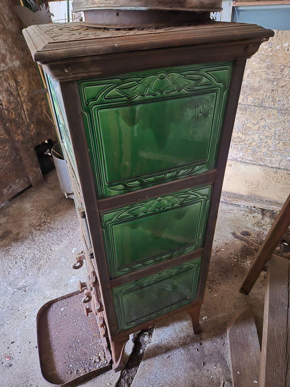 Altri mobili d'antiquariato: Antiker Standofen mit Kacheln – Difettoso da Montagne de Courtelary venduto da SchildiOlga 4