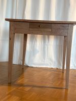 Antiker Holztisch mit Schublade_ Table ancienne avec tiroir
